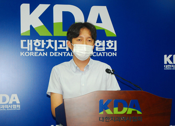 박시준 치협 노조위원장이 치협과 노조의 상생발전을 위해 이 자리에 섰다며 단체협약합의서 파기에 대한 입장을 밝혔다