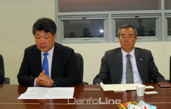 이재일 원장(왼쪽)과 김종철 센터장이 기자 질문에 답하고 있다.