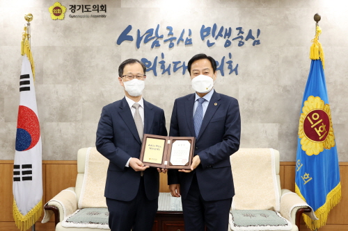 사진1(왼쪽부터) 최유성 회장, 장현국 의장, 사진-경기도의회 제공