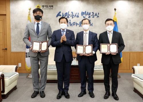 사진 3(왼쪽부터) 김주형 대표이사, 장현국 의장, 최유성 회장, 위현철 수원분회장