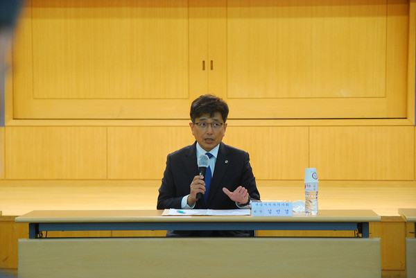김민겸 서울특별시치과의사회 회장이 10월 21일 열린 기자간담회에서 인사말을 하고 있다