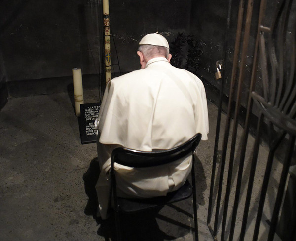 성 막시밀리아노 콜베 신부가 수용되었던 지하 감옥에서 침묵 기도하시는 프란치스코 교황