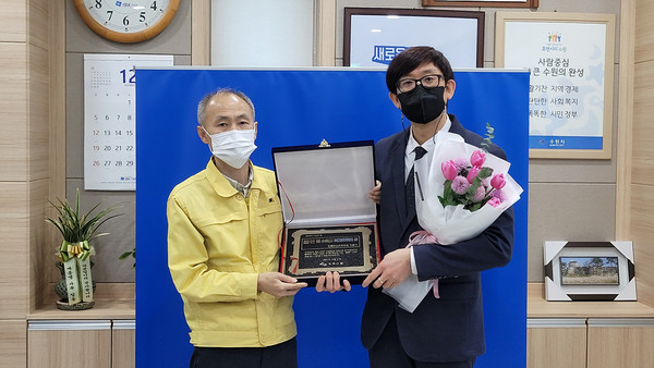 민봉기 수원시치과의사회 총무이사가 수원시보건의료인상을 수상했다