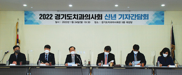 최유성 경기도치과의사회장(좌 3번째)이 2022 신년 기자간담회에서 발언하고 있다
